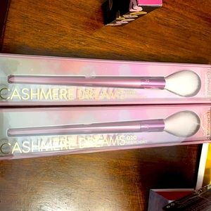 Cashmere dreams 020 highlighter brush